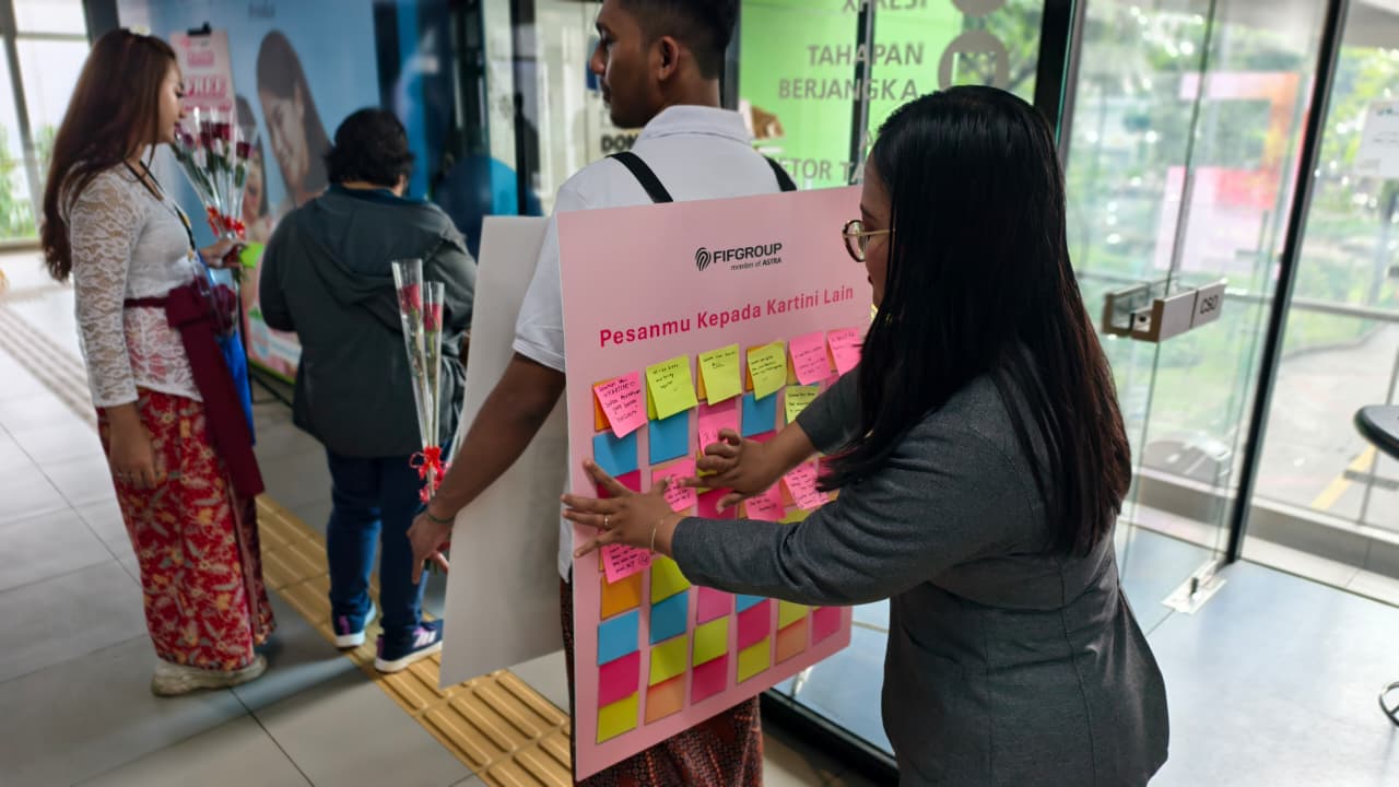 FIFGROUP Rayakan Hari Kartini dengan Aktivasi Interaktif di MRT Blok M, Ajak Perempuan Kenali Potensi Diri