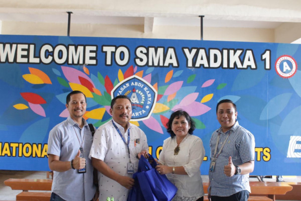Tim CSR FIFGROUP Menyerahkan Simbolis Bantuan kepada Kepala Sekolah SMA Yadika Luki Mardiana