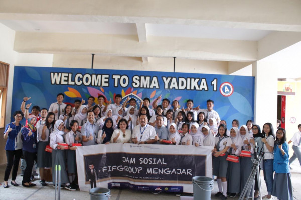 Tim CSR FIFGROUP Bersama Siswa-Siswi SMA Yadika
